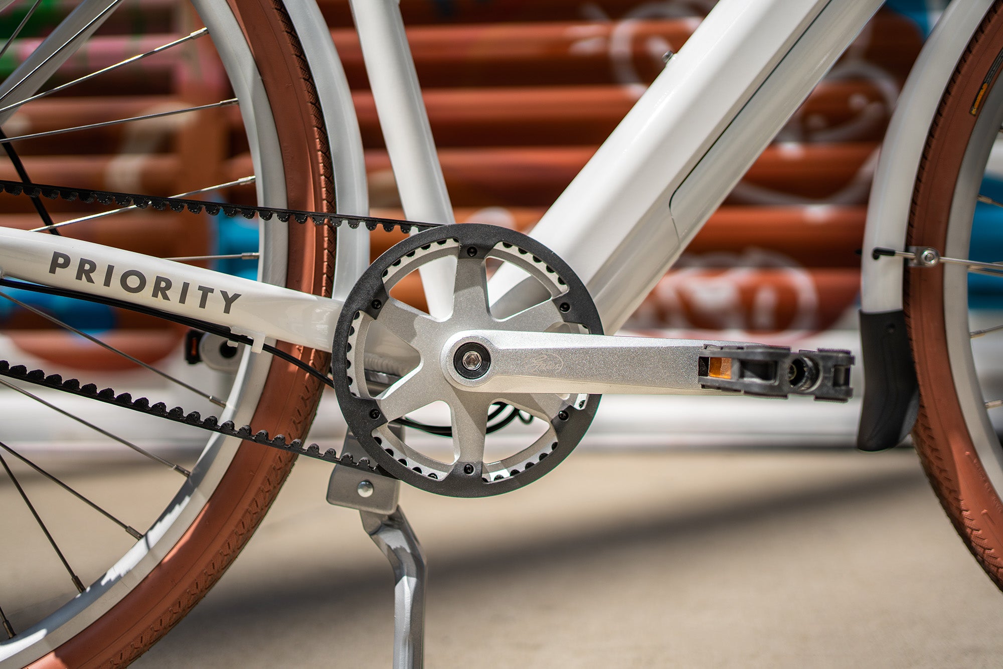 City, Cruiser, MTB & Cargo 28 a closeup of a belt drivetrain on a women's ebike
