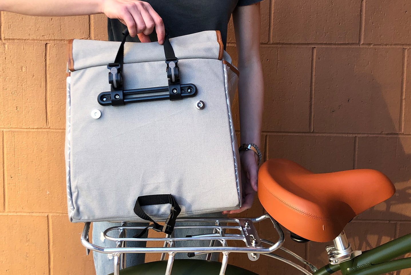 174HUDSON Pannier Tote Bag in use on a bicycle